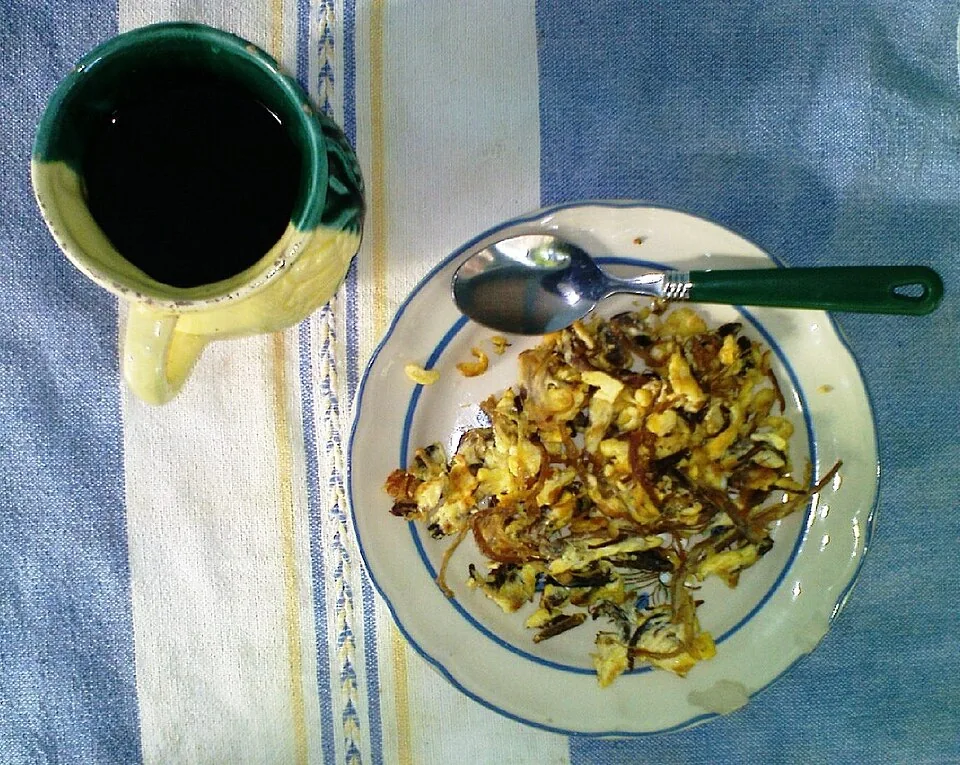 Machaca con huevo: Carne de res seca y deshebrada guisada con huevo, tomate, cebolla y chile, base del desayuno sonorense.
