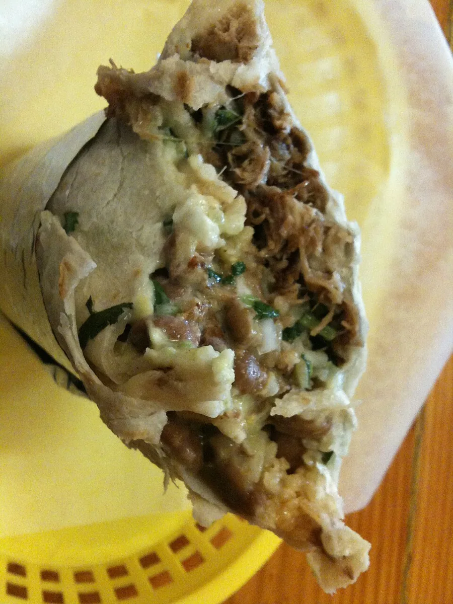 Mission burrito: Burrito gigante estilo San Francisco con arroz, frijoles, carne, queso, guacamole y salsa, envuelto muy apretado en una tortilla de harina grande.