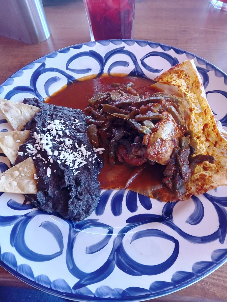 Mixiotes de pollo: Carne en adobo de chiles cocida al vapor dentro de pequeños envoltorios, tradicionalmente de la piel del maguey.