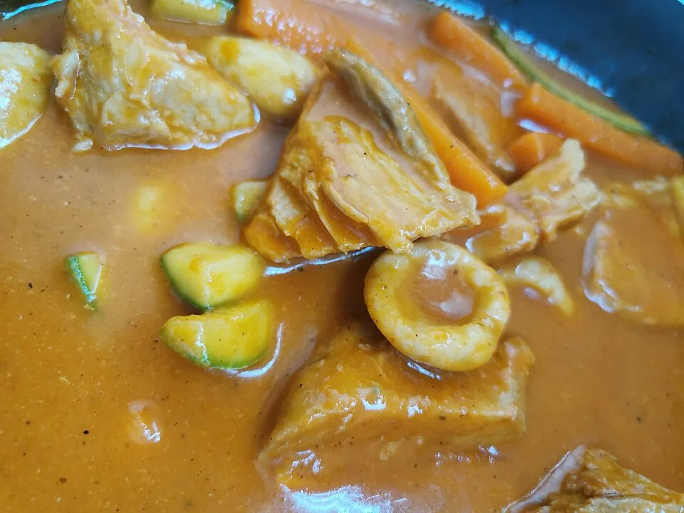 Mole amarillo: Guiso ligero de chile chilcostle y guajillo espesado con masa, servido con carne y verduras.