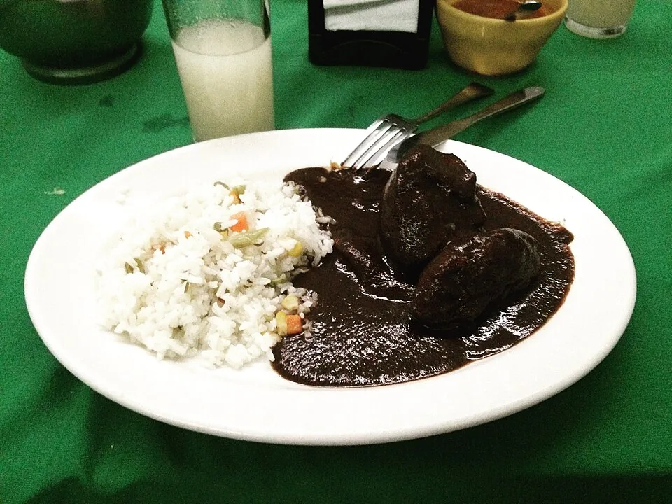 Mole negro: Versión doméstica de la salsa oaxaqueña de chiles secos, semillas, frutos secos y chocolate; oscura, especiada y de textura sedosa.