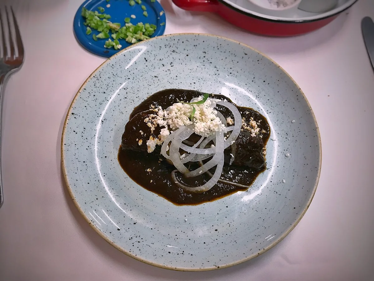 Mole xiqueño: Mole dulce y aterciopelado del Pueblo Mágico de Xico, elaborado con más de veinte ingredientes entre chiles, frutas secas, cacao y especias.