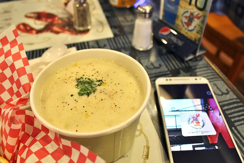 New England clam chowder: Sopa cremosa de almejas con papa, cebolla y panceta, espesa y de color pálido, emblema de la costa de Nueva Inglaterra.