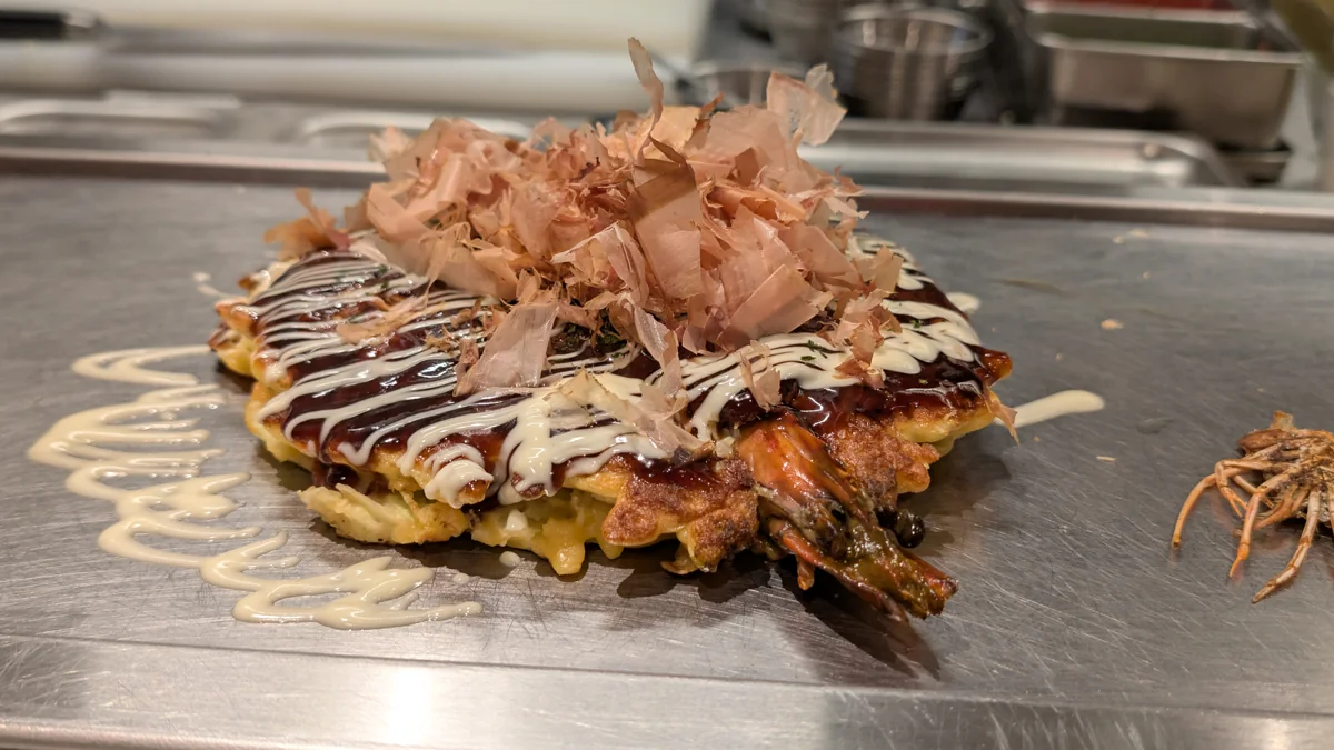Okonomiyaki: Tortilla salada de col con salsa, mayonesa y katsuobushi.
