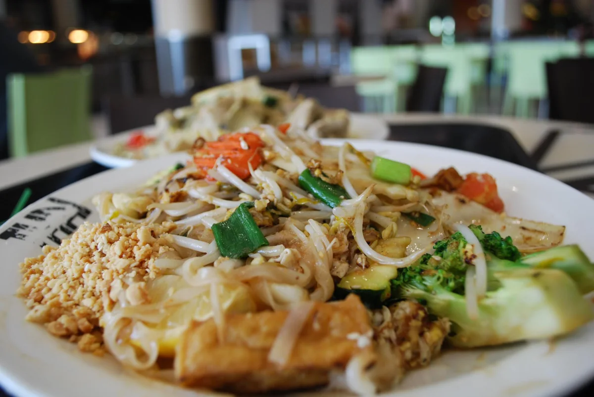 Pad Thai: Adaptación vegetariana de fideos salteados tailandeses con tofu, huevo, tamarindo y cacahuate.