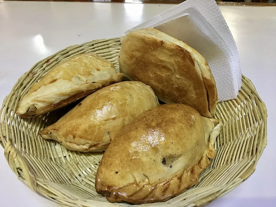 Pastes hidalguenses: Empanadas de masa hojaldrada rellenas de papa con carne, herencia de los mineros ingleses de Cornualles.