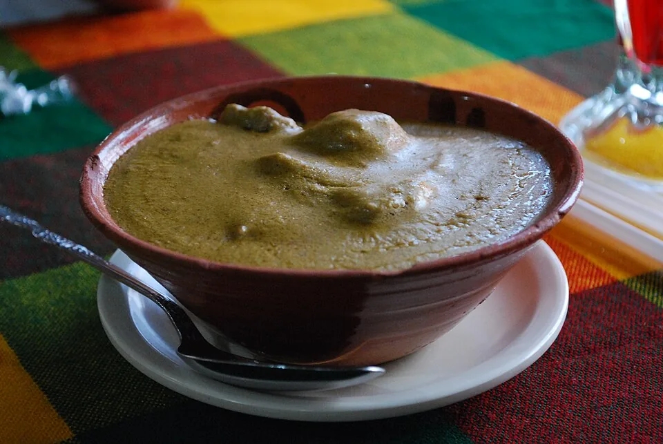 Pepita con tasajo: Guiso ceremonial de tasajo de res seco bañado en una salsa espesa de semilla de calabaza, arroz molido y achiote.