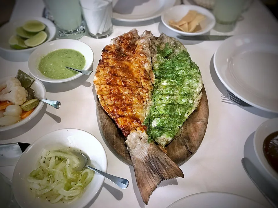 Pescado a la talla: Pescado abierto en mariposa untado con adobo de chiles y asado a las brasas, típico de la costa guerrerense.