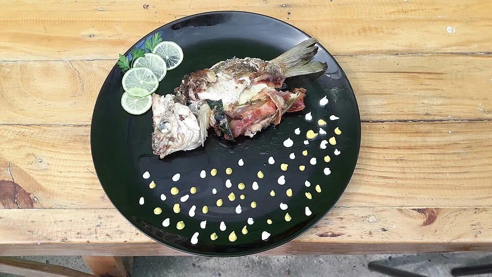 Pescado zarandeado: Pescado abierto en mariposa, untado con adobo y asado sobre brasas en una zaranda de varas.