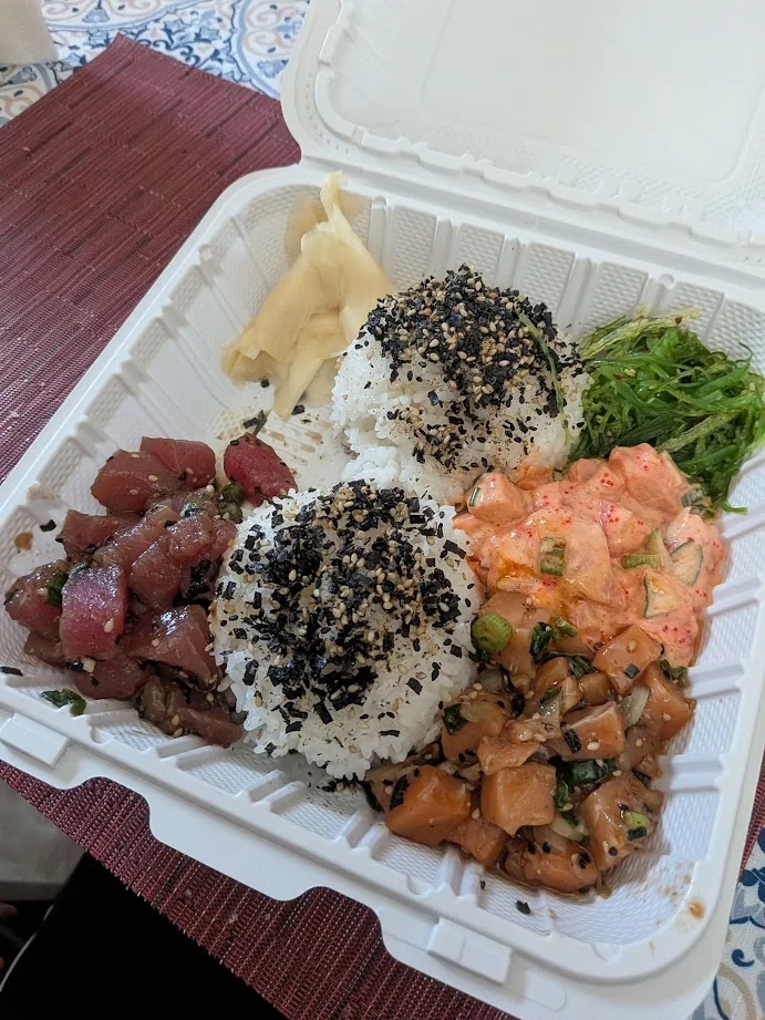 Poke de atún (ahi poke): Cubos de atún fresco marinados en salsa de soya, aceite de ajonjolí, cebolla y algas, plato icónico de Hawái.
