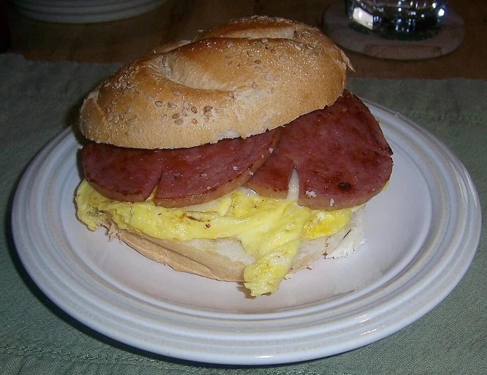Pork roll, egg and cheese (Taylor ham): Sándwich de desayuno con embutido de cerdo frito, huevo y queso American en un bollo, el clásico matutino de Nueva Jersey.