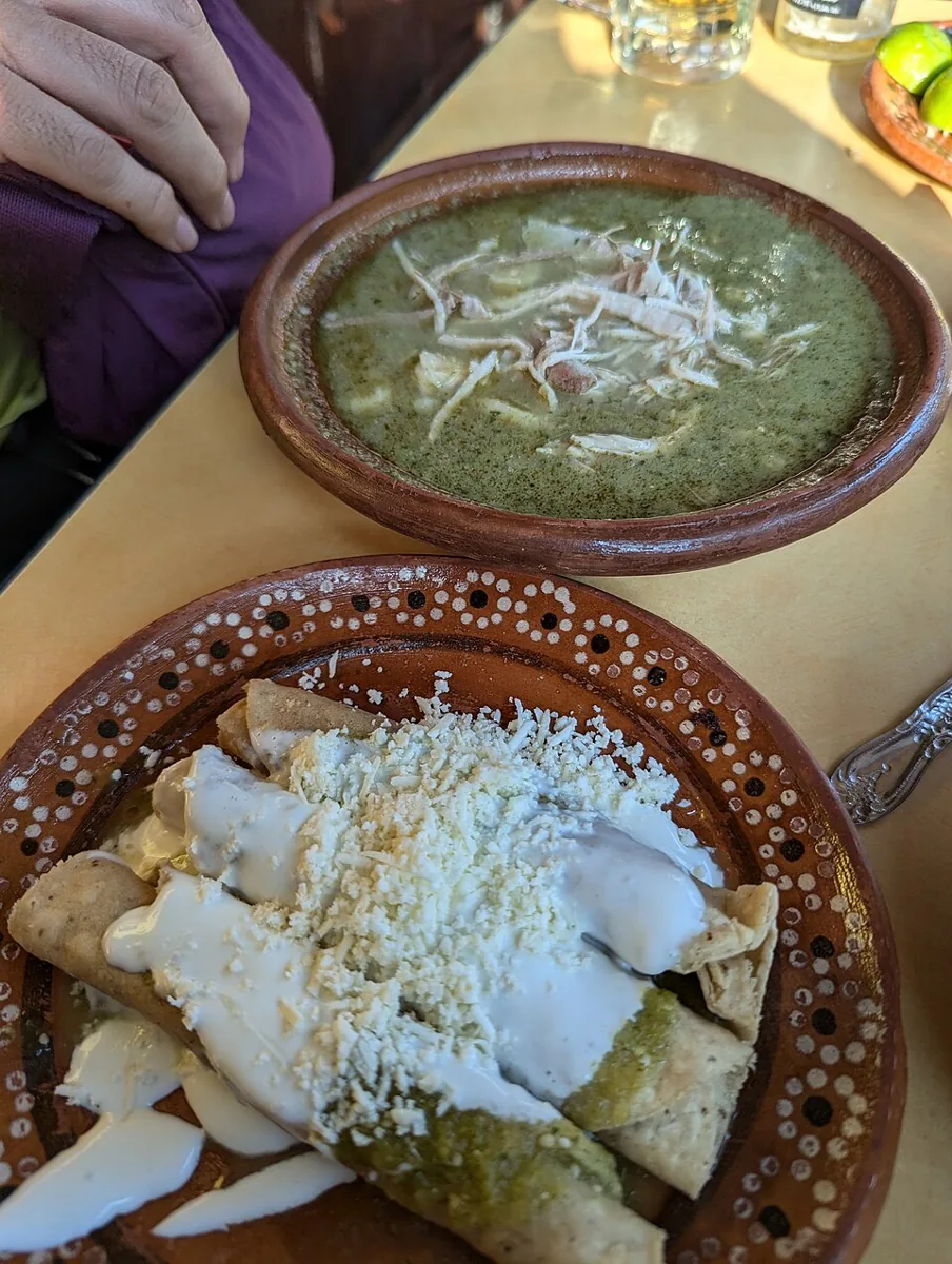Pozole verde: Caldo de maíz cacahuazintle con carne de cerdo o pollo y una salsa verde de pepita, tomate y chile.