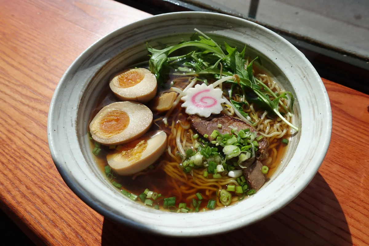 Ramen shoyu: Ramen de estilo shoyu con caldo de pollo y dashi, cerdo cocido y huevo marinado. Versión rápida con caldo y acompañamientos ya preparados.