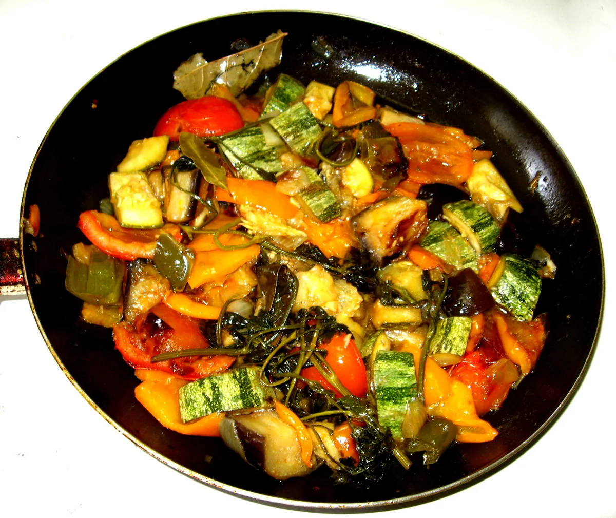 Ratatouille: Guiso provenzal de berenjena, calabacín, pimiento y tomate con aceite de oliva y hierbas.