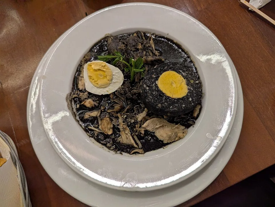 Relleno negro: Guiso de pavo o cerdo en un caldo oscuro de recado negro, con albóndigas de carne molida llamadas 'but' y huevo cocido.