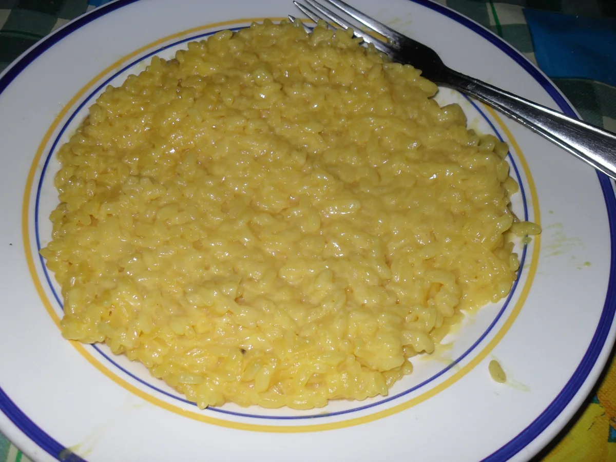 Risotto a la milanesa: Arroz cremoso al azafrán con tuétano, mantequilla y parmesano.