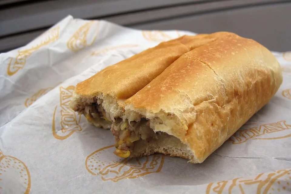 Runza: Pan de levadura relleno de carne de res molida, col y cebolla, horneado hasta dorar, herencia de los alemanes del Volga.