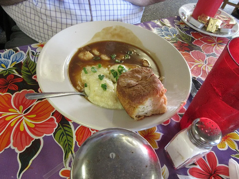 Shrimp and grits: Camarones salteados con tocino y especias sobre una crema de sémola de maíz (grits), plato insignia del Lowcountry.