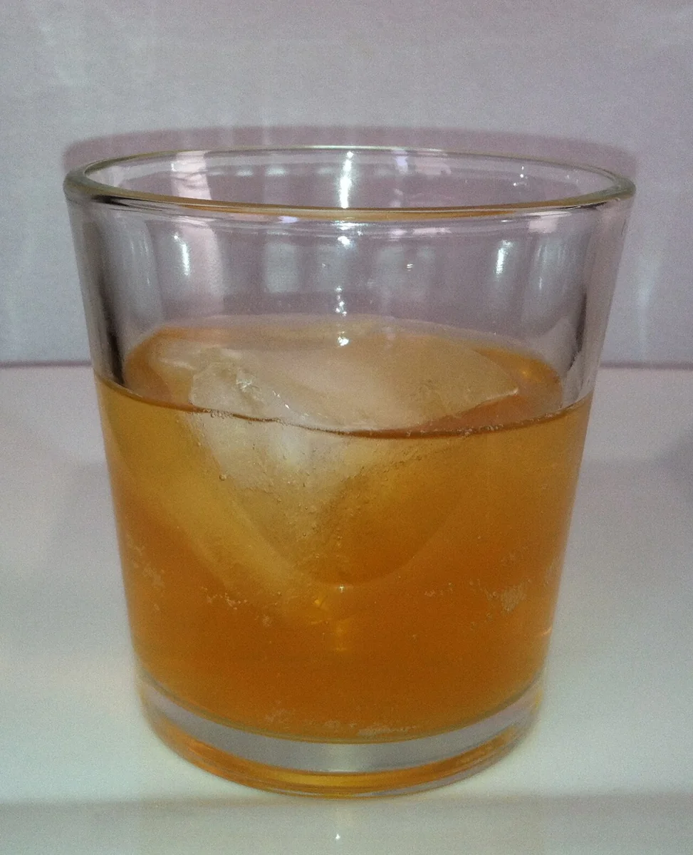 Sidra de manzana sin gas, versión doméstica: Adaptación doméstica de sidra de manzana, fermentada con levadura específica y servida sin carbonatación en botella.