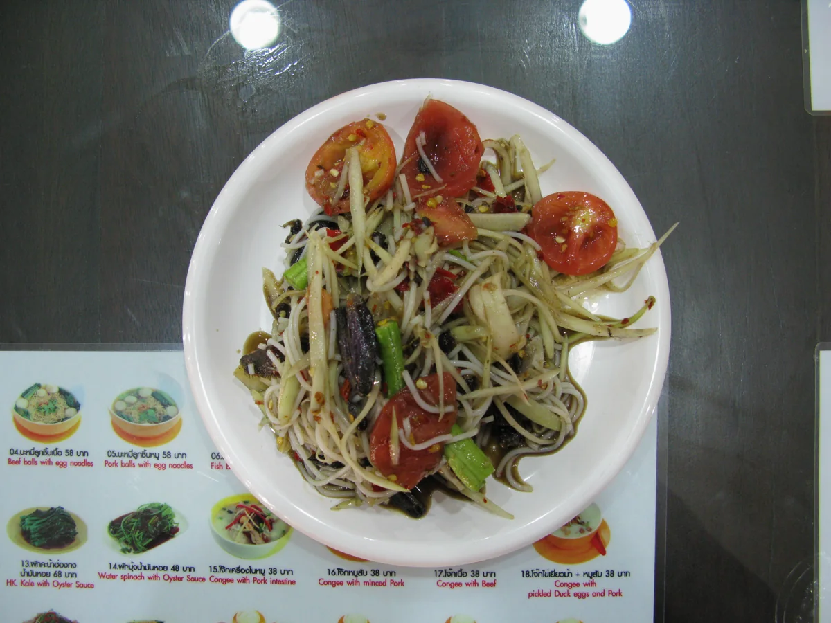 Som tam: Ensalada picante de papaya verde con limón, chile y cacahuate.