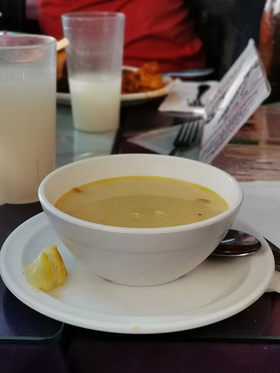 Sopa de lima: Caldo aromático de pollo o pavo perfumado con lima yucateca y tiras de tortilla frita.
