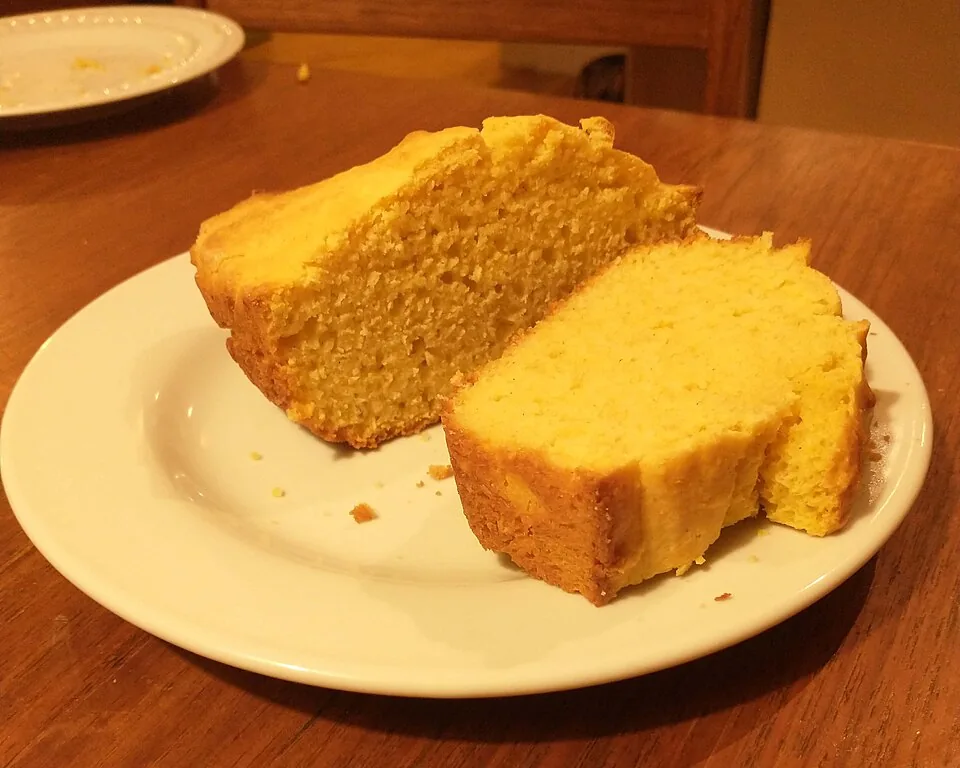 Cornbread (pan de maíz sureño): Pan de harina de maíz horneado en sartén de hierro, de corteza crujiente y miga tierna, poco dulce.