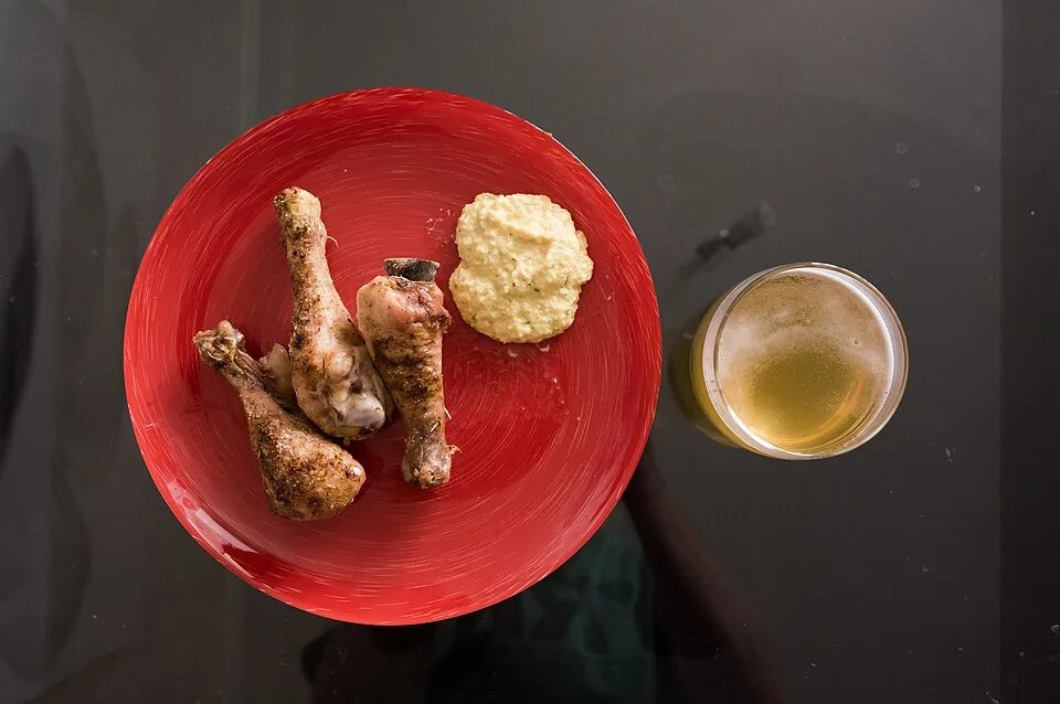 Pollo frito sureño: Piezas de pollo marinadas en suero de leche, empanizadas y fritas hasta lograr una corteza dorada y crujiente.