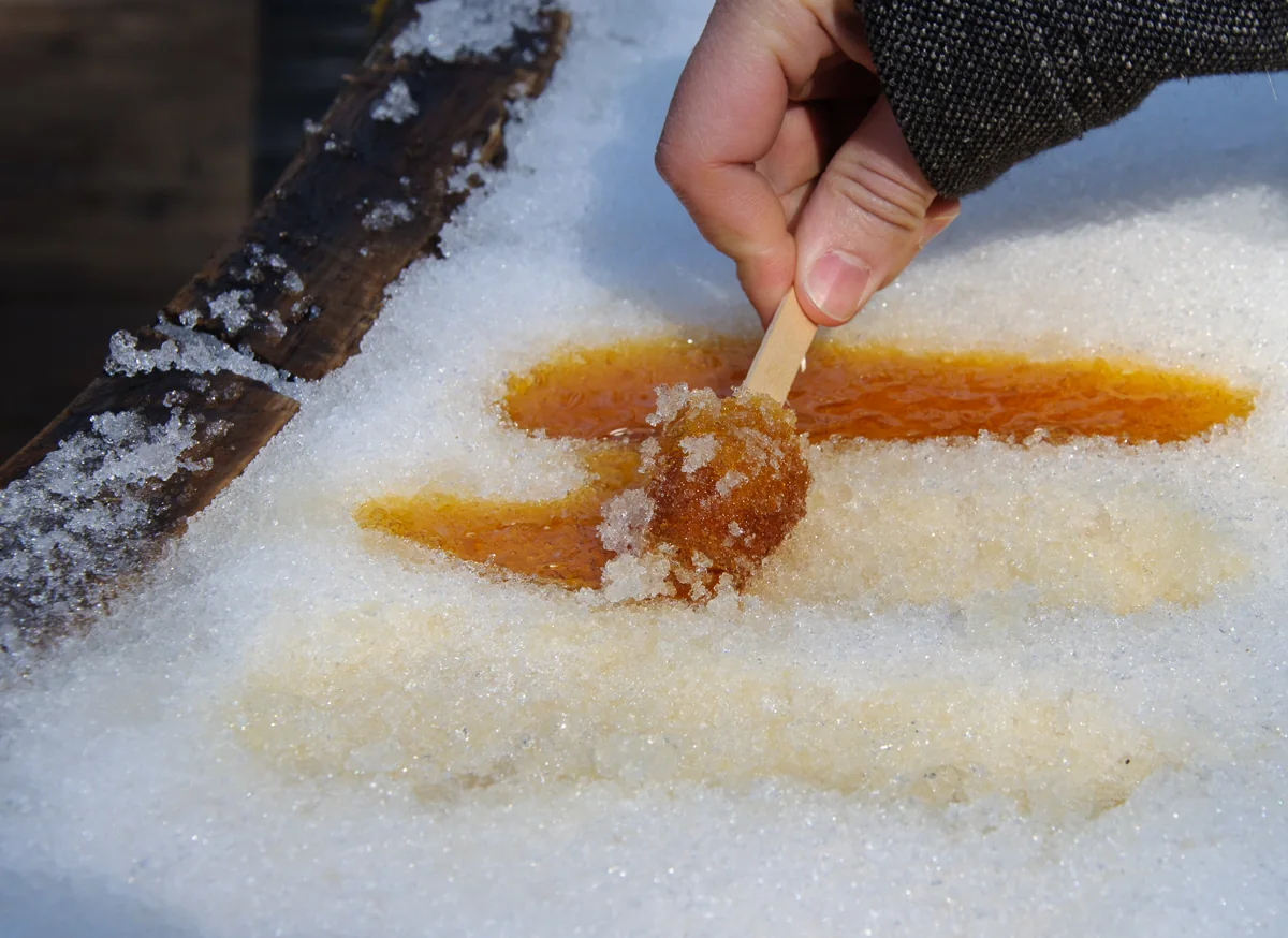 Sugar on snow (jarabe de arce sobre nieve): Golosina de jarabe de arce caliente vertido sobre nieve, donde cuaja en hilos pegajosos que se comen como caramelo.