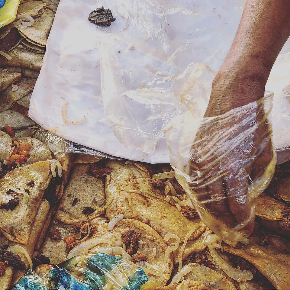 Tacos de canasta: Tacos suaves de guisos sencillos, prensados y al vapor en una canasta, servidos calientes y grasosos.