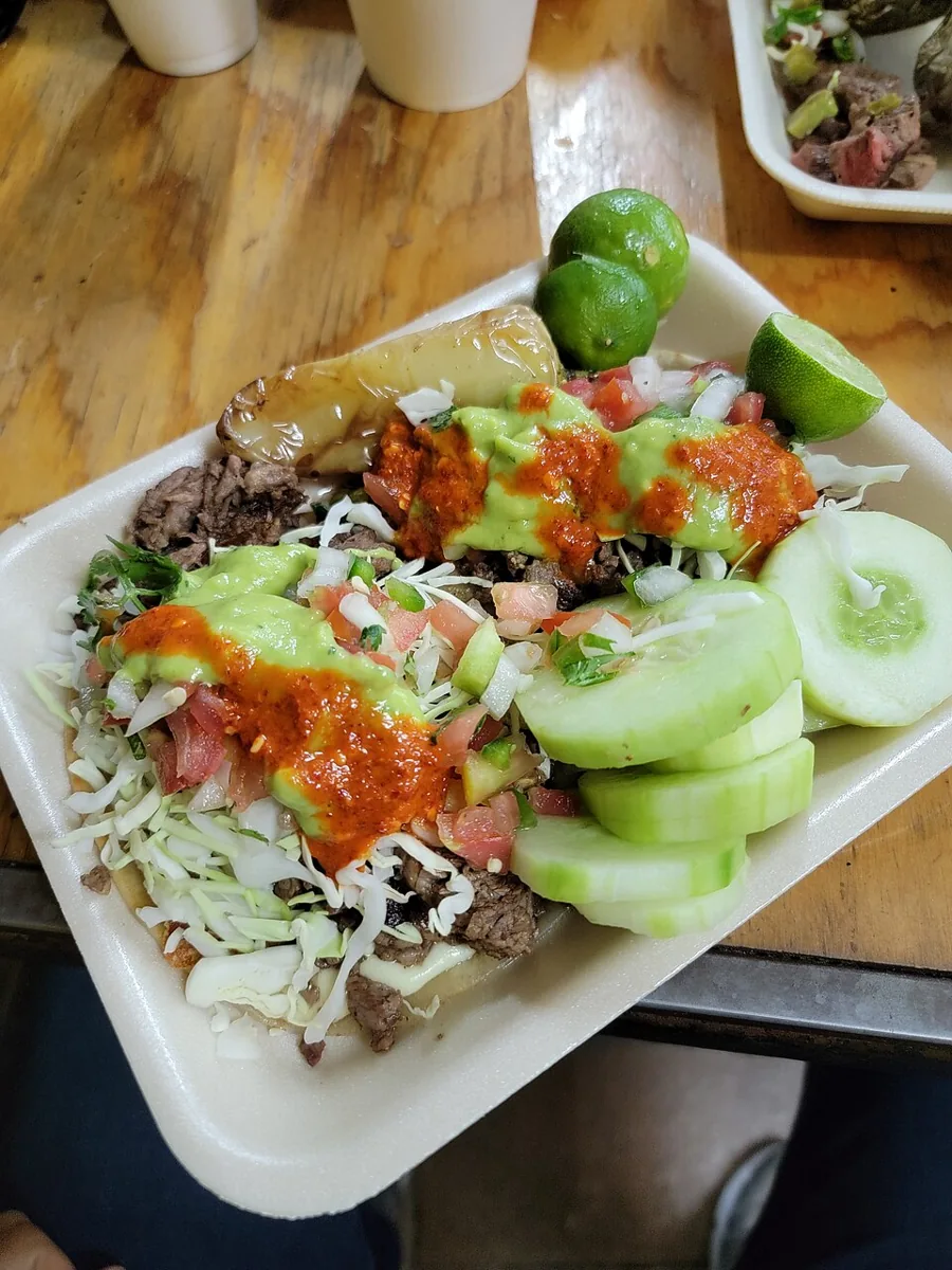 Tacos de carne asada norteños: Arrachera o falda a las brasas, picada y servida en tortilla con guacamole, cebollitas y salsa.