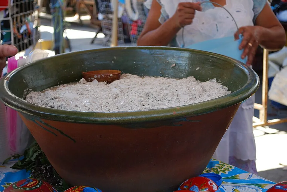Tejate: Bebida fría prehispánica de maíz y cacao coronada por una espuma que aporta la flor de cacao.
