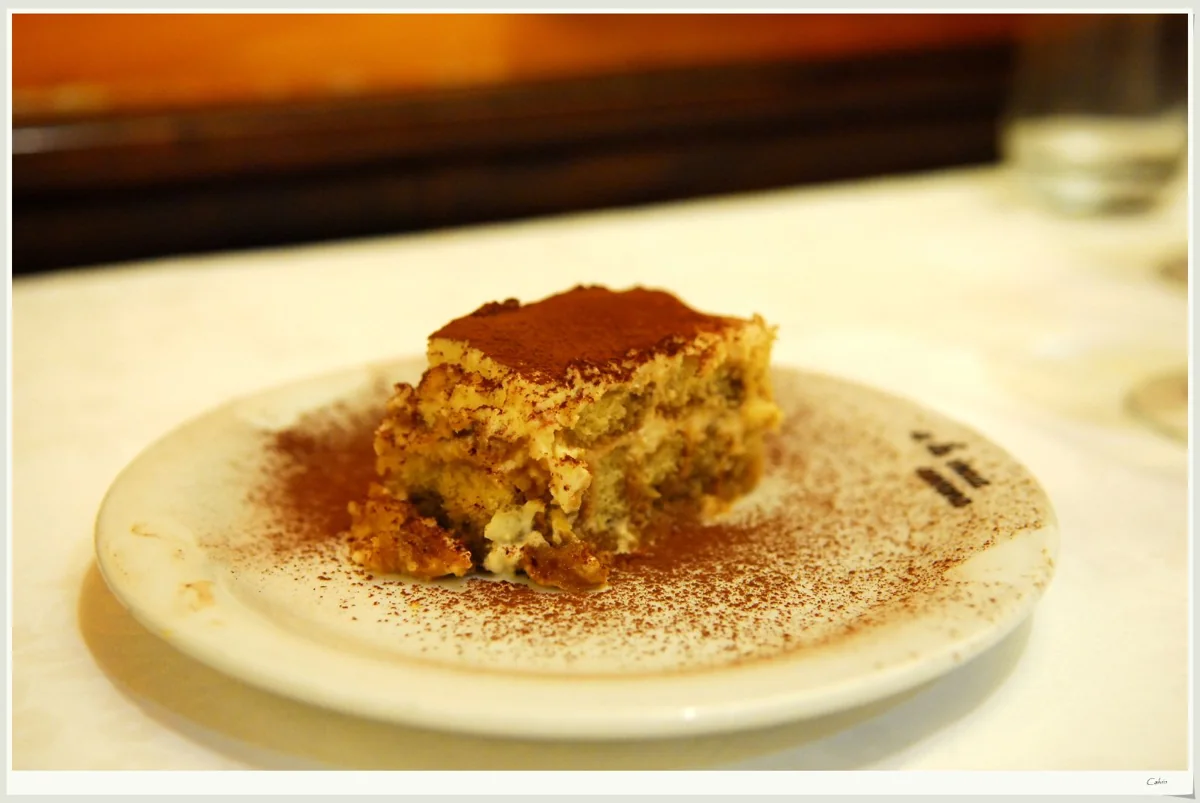 Tiramisú con Marsala: Postre de café y mascarpone en capas de soletas, con Marsala opcional y huevos pasteurizados.