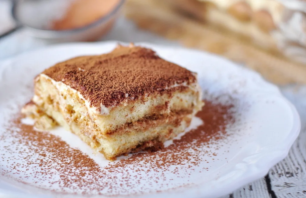 Tiramisú: Postre de soletas empapadas en café, mascarpone y cacao.