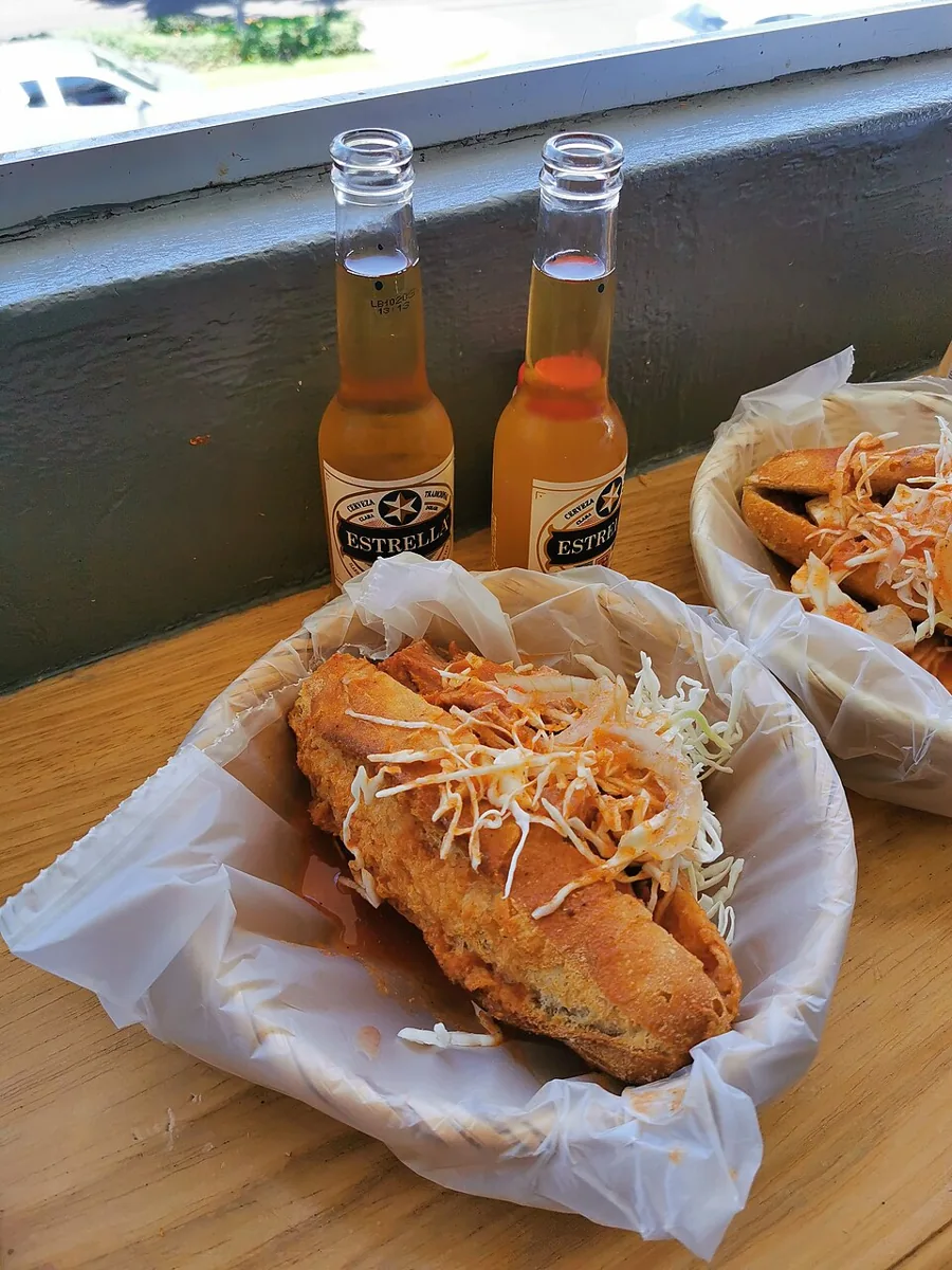 Tortas ahogadas: Birote salado relleno de carnitas y ahogado en salsa de jitomate con chile de árbol muy picante.