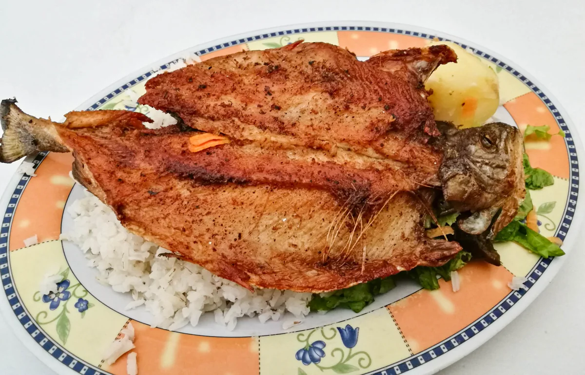 Trucha al mojo de ajo de Valle de Bravo: Trucha fresca de granja local dorada en abundante ajo dorado, mantequilla y limón.