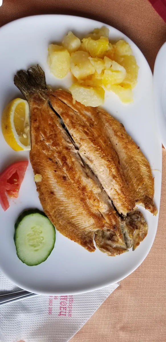 Trucha de la sierra: Trucha de criadero de la Sierra Juárez asada o al mojo de ajo, servida con hierbas de la región.