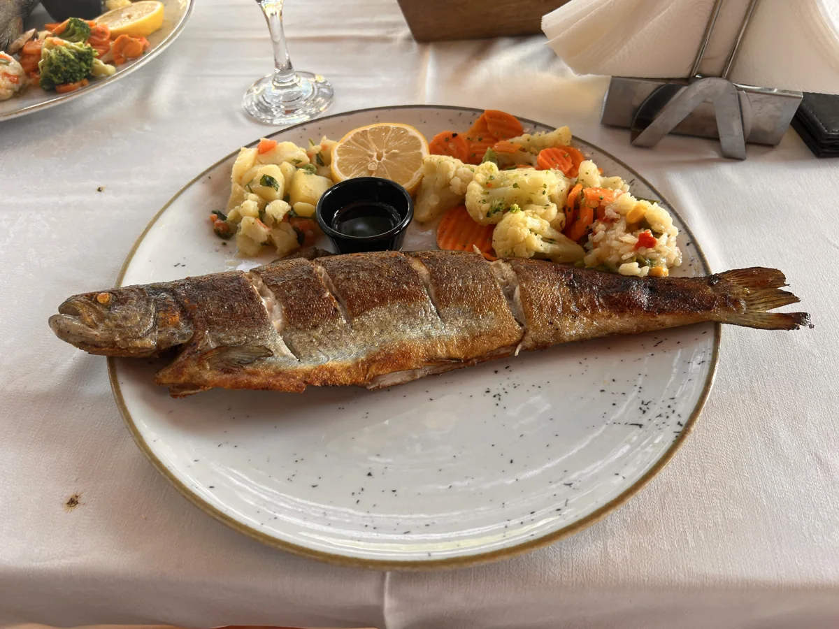 Trucha de la Sierra Tarahumara: Trucha fresca de arroyo abierta en mariposa y asada con mantequilla, hierbas y limón, plato serrano de Creel.