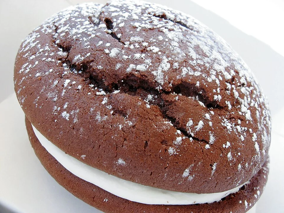 Whoopie pie: Dos bizcochos blandos de chocolate que abrazan un relleno cremoso de crema de mantequilla o marshmallow.