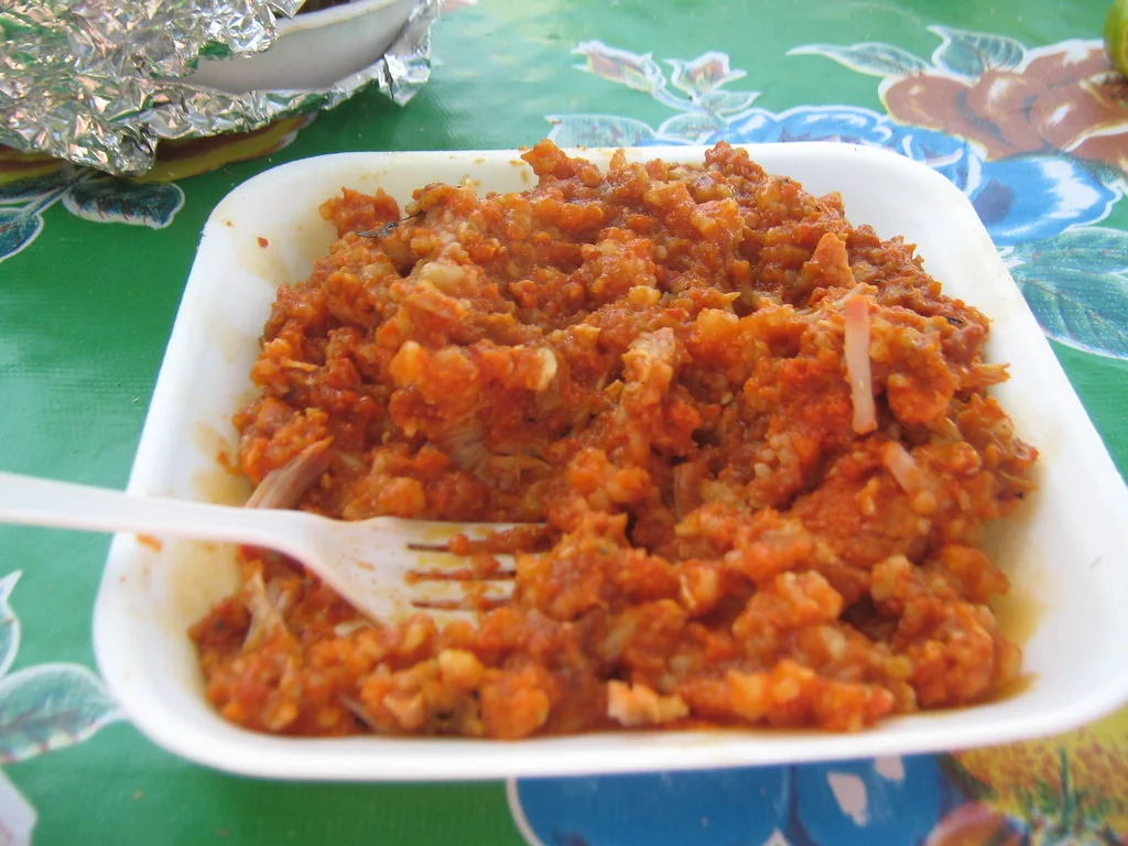 Zacahuil: Tamal gigante de masa martajada y carne de cerdo en adobo, envuelto en hoja de plátano y horneado en leña.