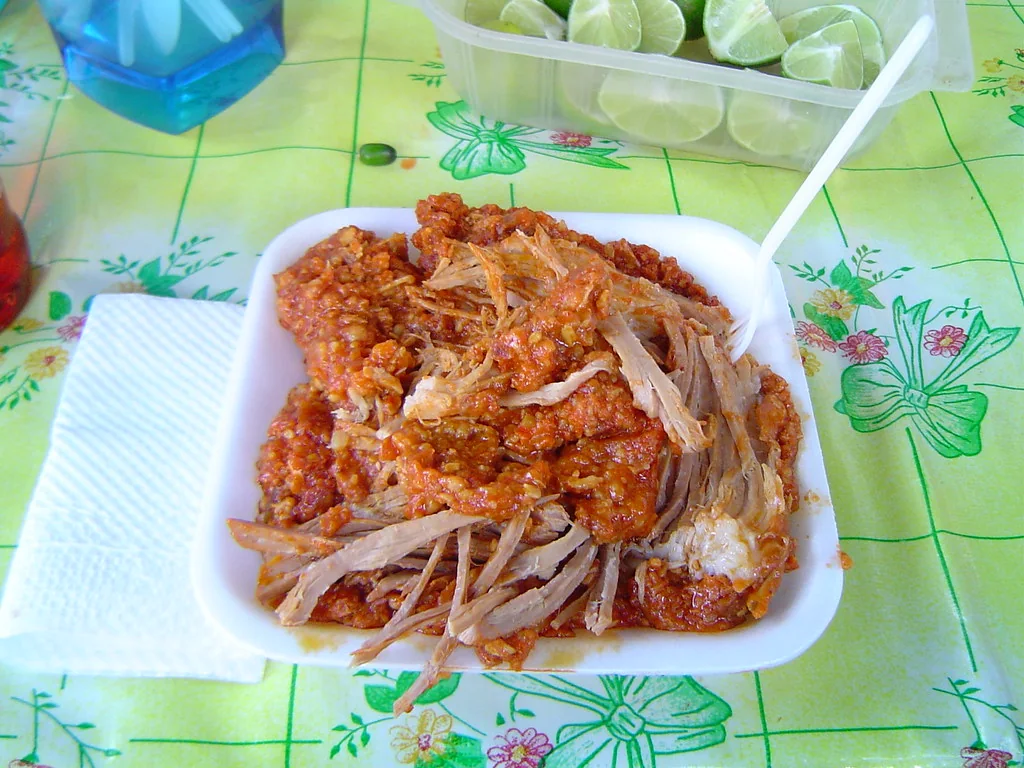 Zacahuil: Tamal gigante de masa martajada, adobo de chiles y carne de cerdo o pavo, envuelto en hojas de plátano y horneado.